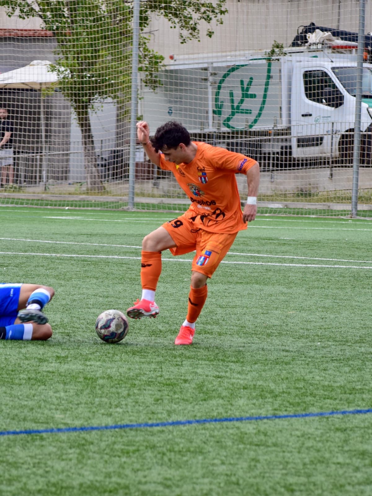 Jugador de Can Clota FC en acción durante un partido